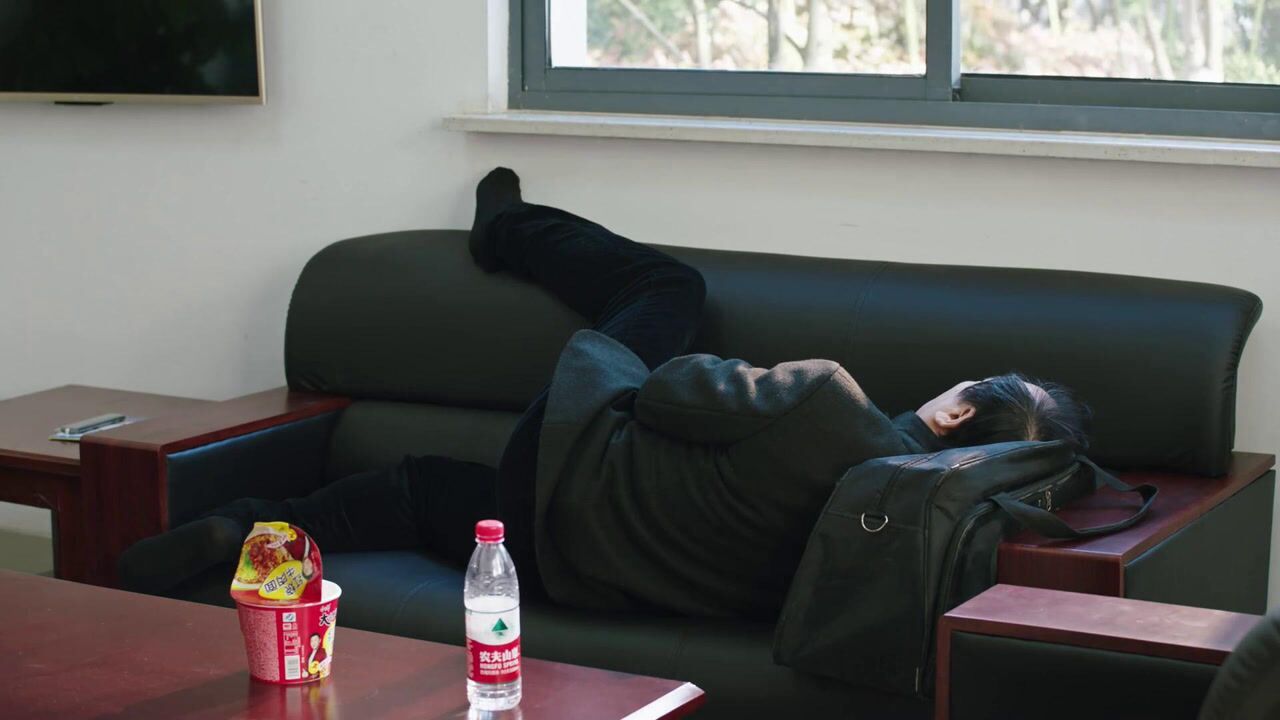 都挺好:苏大强在警察局睡觉,赖着不跟明成明玉回家,不用你管!