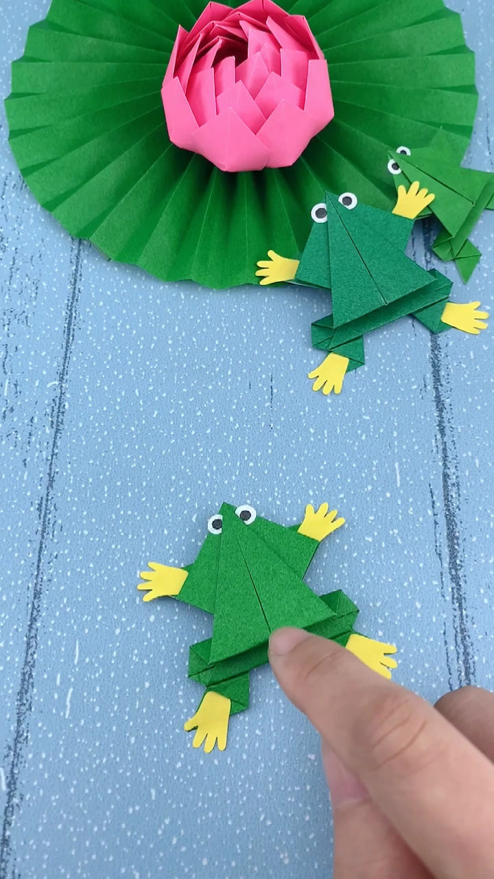 果果手工呀我折的小青蛙可是会翻跟斗的厉害不