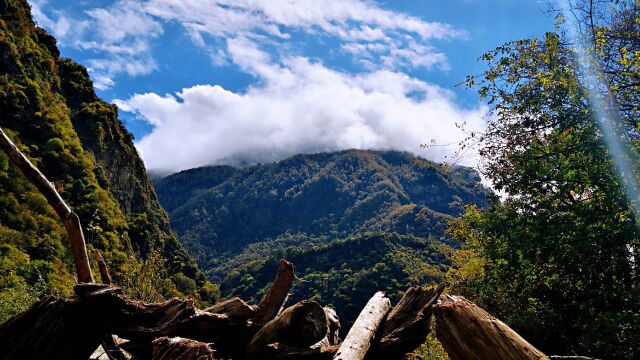 在中国前往丹巴草原的路上,一路群山峻岭,拍了一个延时风景,很美丽