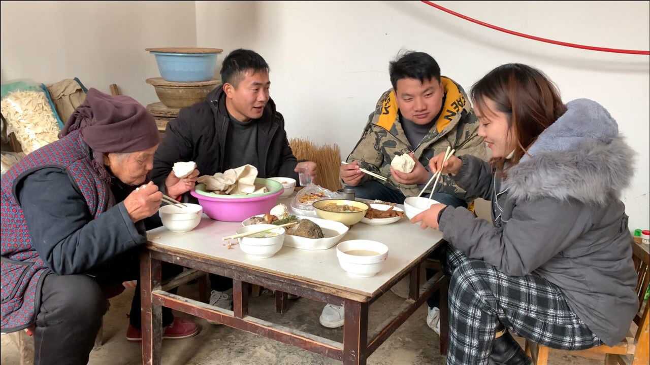 小瑞请客二岗兄妹吃饭,赶集买的全是硬菜,晨晨兄妹干活辛苦了