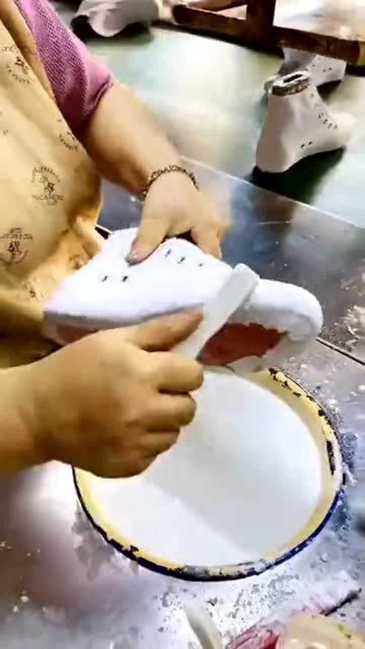 布鞋刷胶车间,基本都是人工操作,手法简单粗暴_腾讯视频