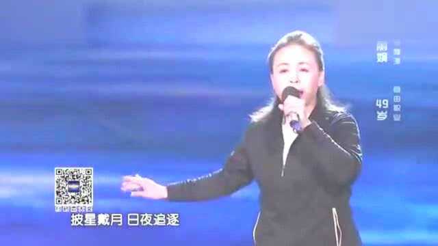 49岁奶奶带孙子照片上央视,现场一曲高歌,真是余音绕梁!