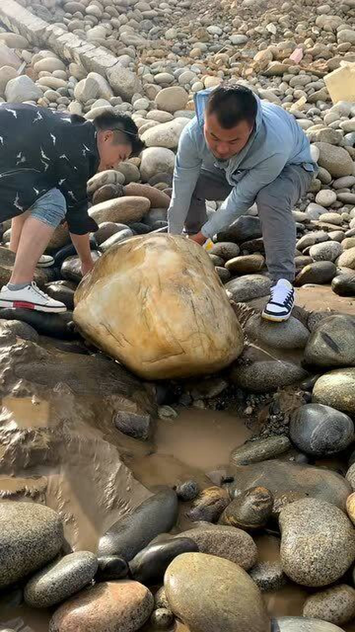 在新疆的玉龙山,挖到一块这么好的玉石,真开心