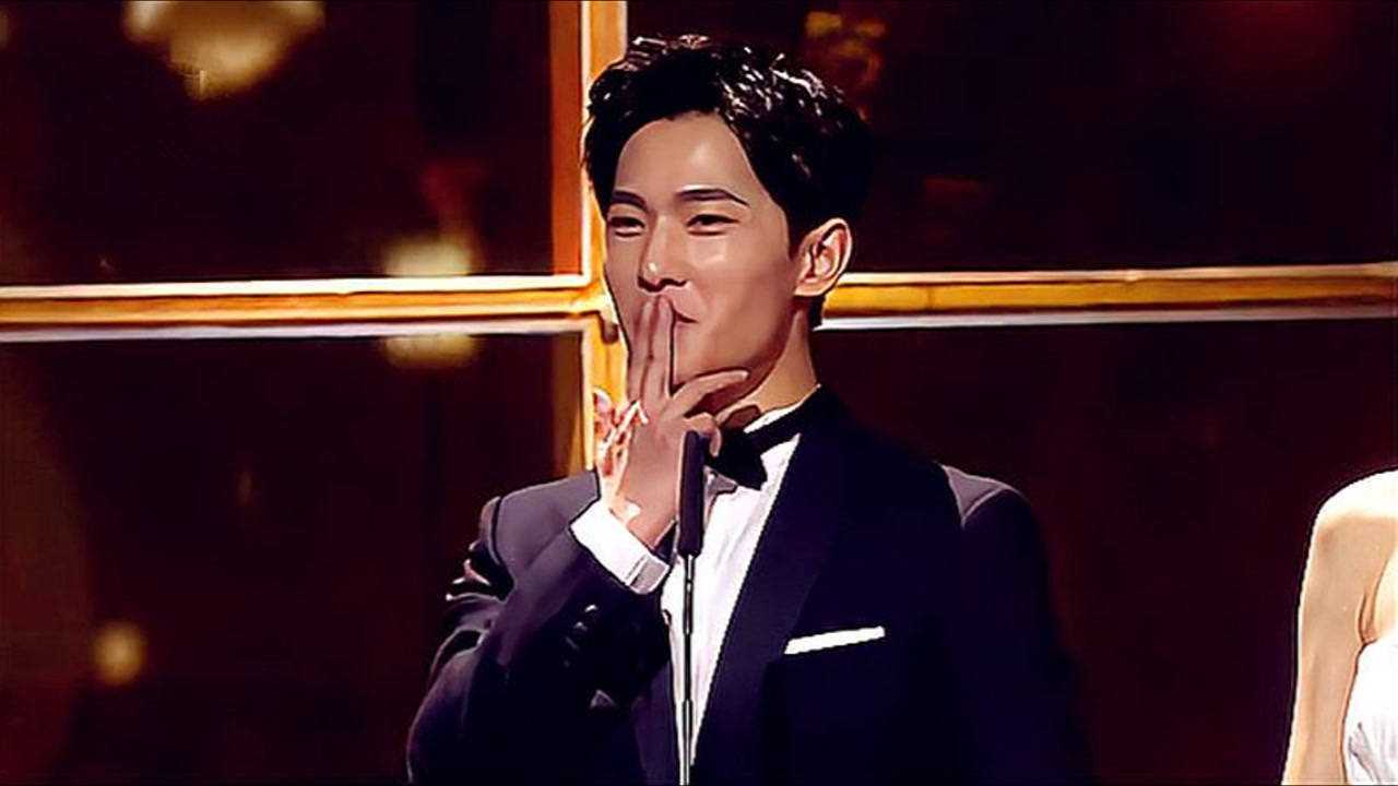 杨洋模仿赵雅芝白蛇传经典动作,最后一个飞吻太帅,唐嫣看呆了!