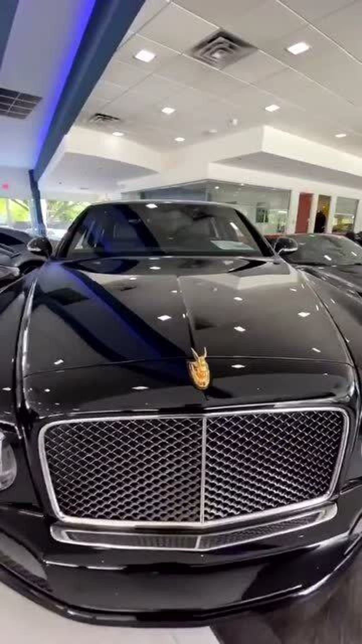 金标宾利飞驰自带车标收缩功能不止劳斯莱斯有这个功能