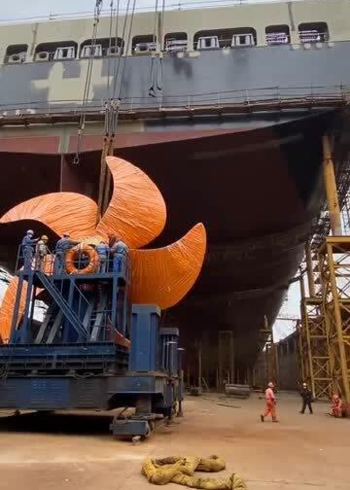 大型船的螺旋桨,直径97米,重量798吨!