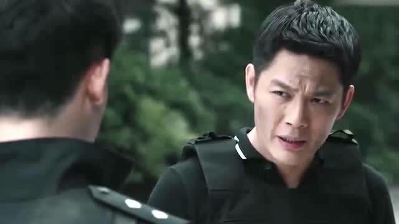 黑白禁区:小警察为追回违禁品,一人端掉整个犯罪窝点,场面直接炸裂!
