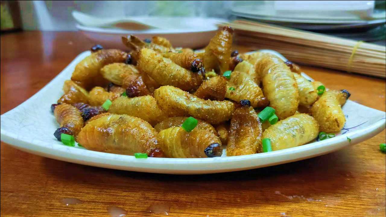 武鸣路边烧烤好吃又实惠5元的竹虫串吃着就是香