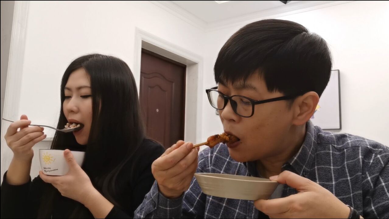 九九在东北的夜晚妞妞煎骨肉相连串和一碗杂粮粥老九吃得暖心