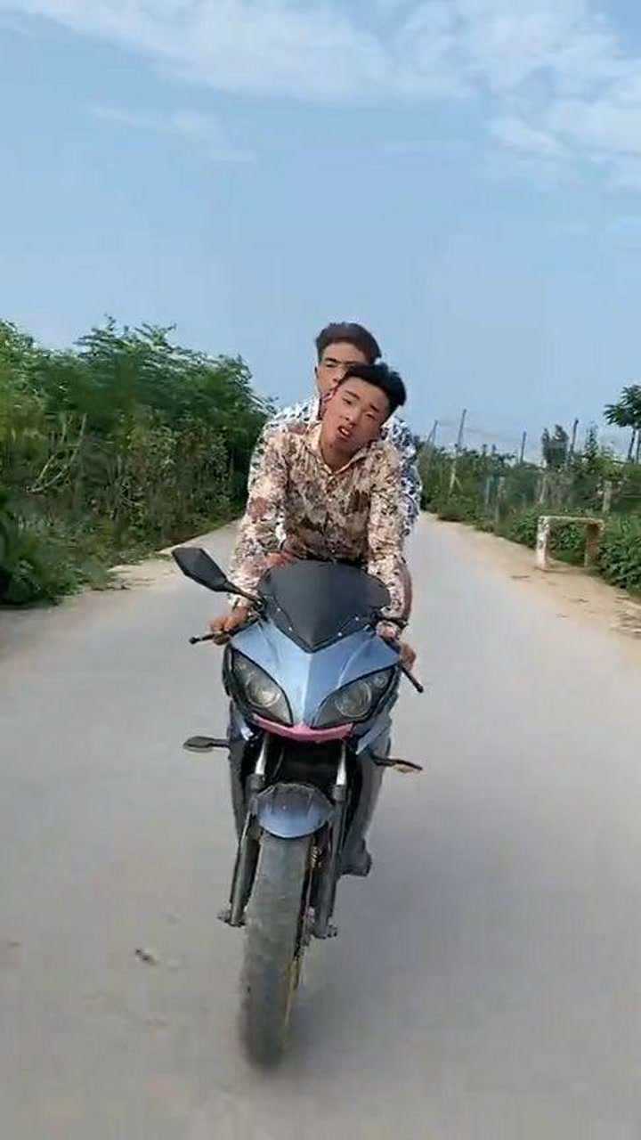 帅气的机车少年随风飞翔