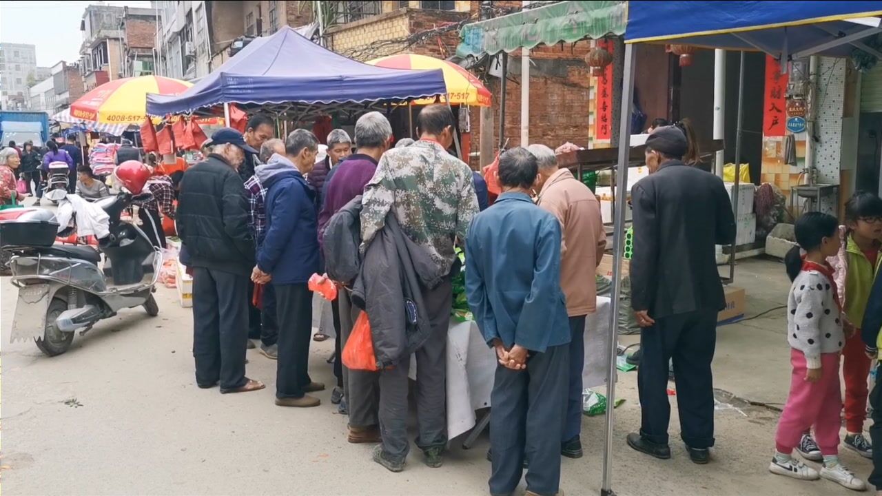 在广东农村发生的吸引一群人围观大家都在看什么