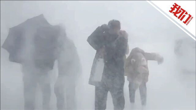 青岛一高校狂风肆虐“暴风雪”来袭:伞被大风掀翻 学生裹着被子出行