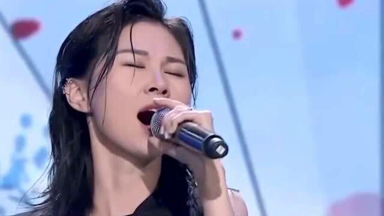 阿悠悠登上央视舞台现场演唱旧梦一场烟嗓惊艳全场