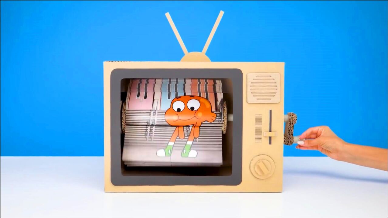 废旧纸箱这样改造竟然可以变身手动电视搭配自己的手工画作太完美了