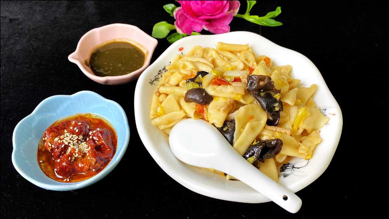 爱吃炒面的你一定不要错过这道炒猫耳朵食材多样口感丰富