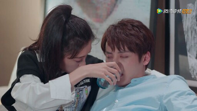 世界上最动听的你醉酒的乔易白拉住了虞欢的胳膊乔易白不让虞欢离开