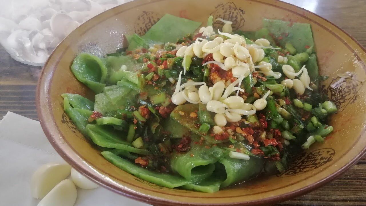 陕西富平县农村的特色保健美食韭菜片片劲道美味对男人好
