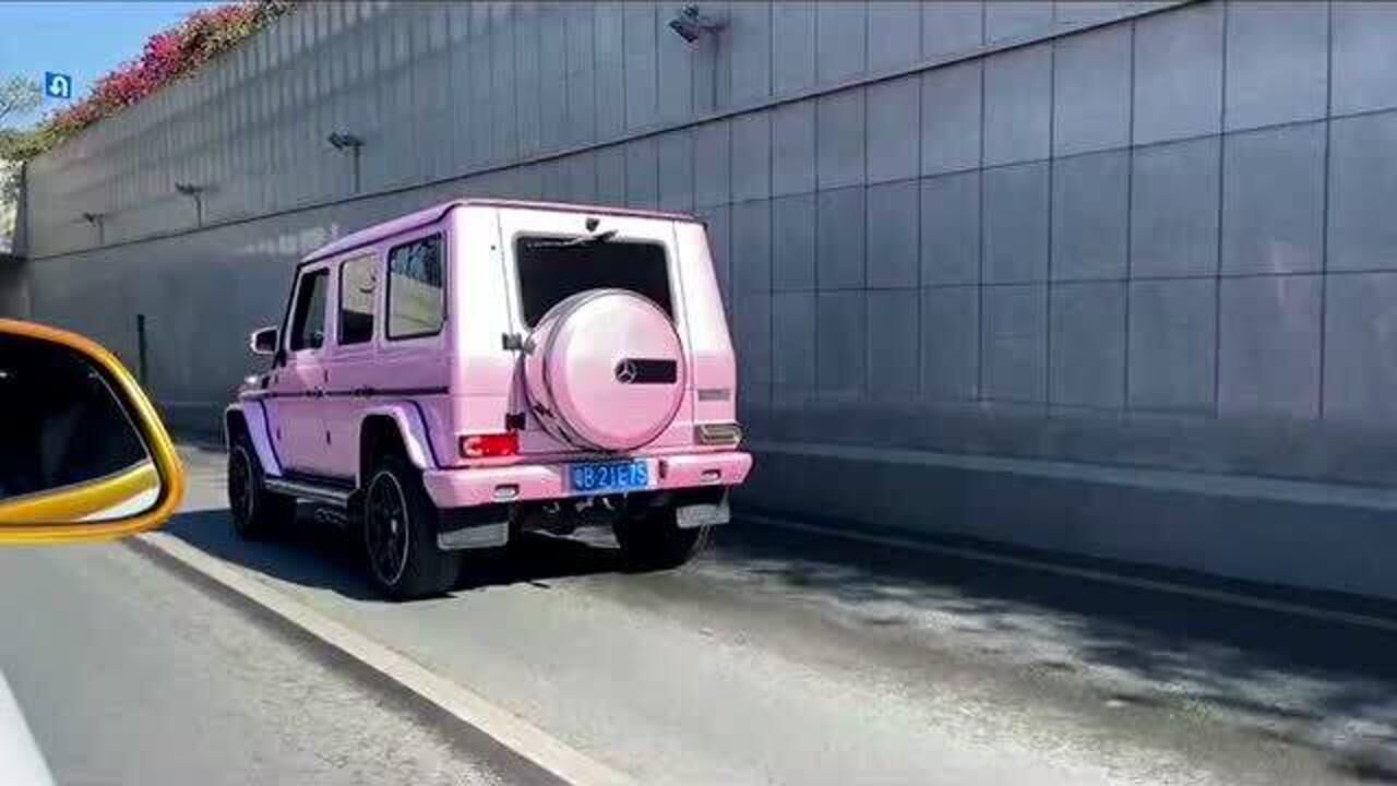 回家的路上偶遇粉色大g车主,她对我笑了一下瞬间爱了,请问有人认识她