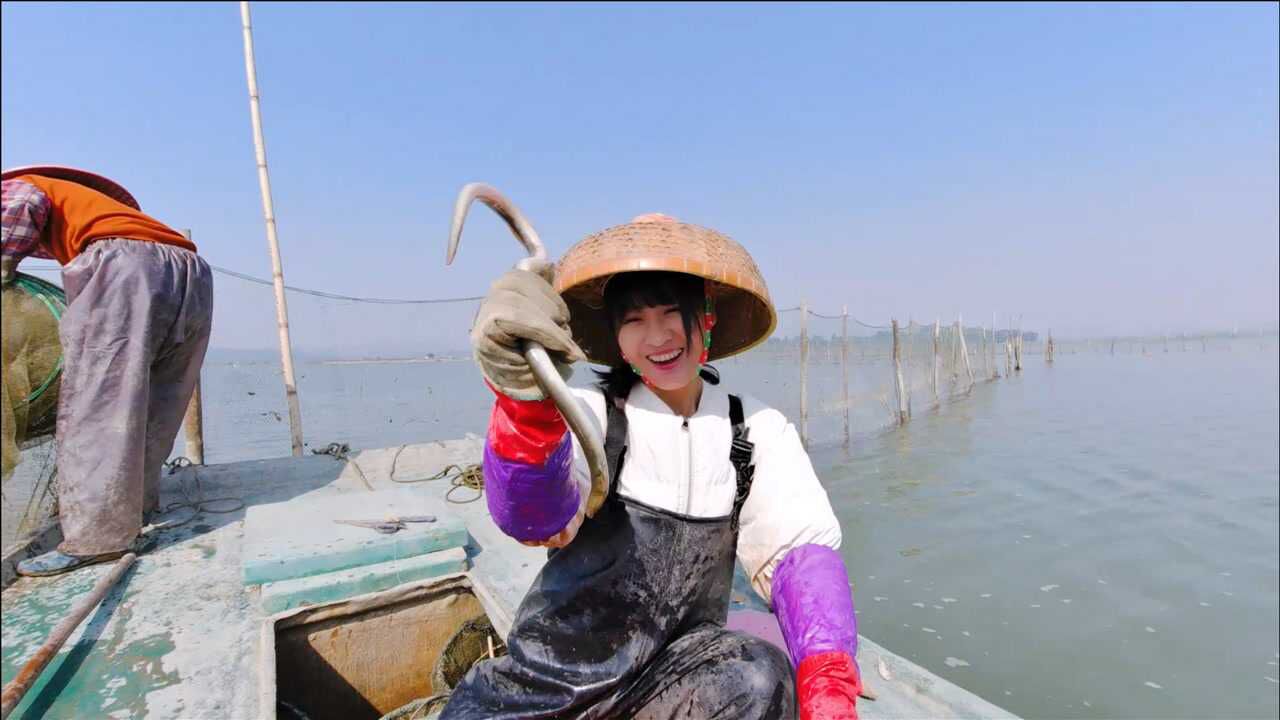 阿渔妹在海上看到不知名物质千万不能沾到皮肤否则后果不敢想象