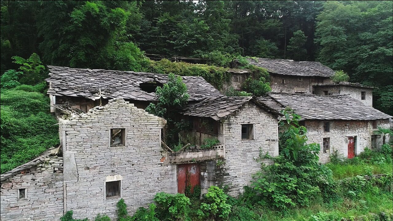 贵州无人村20多栋房子仅一位老人看守看着好荒凉