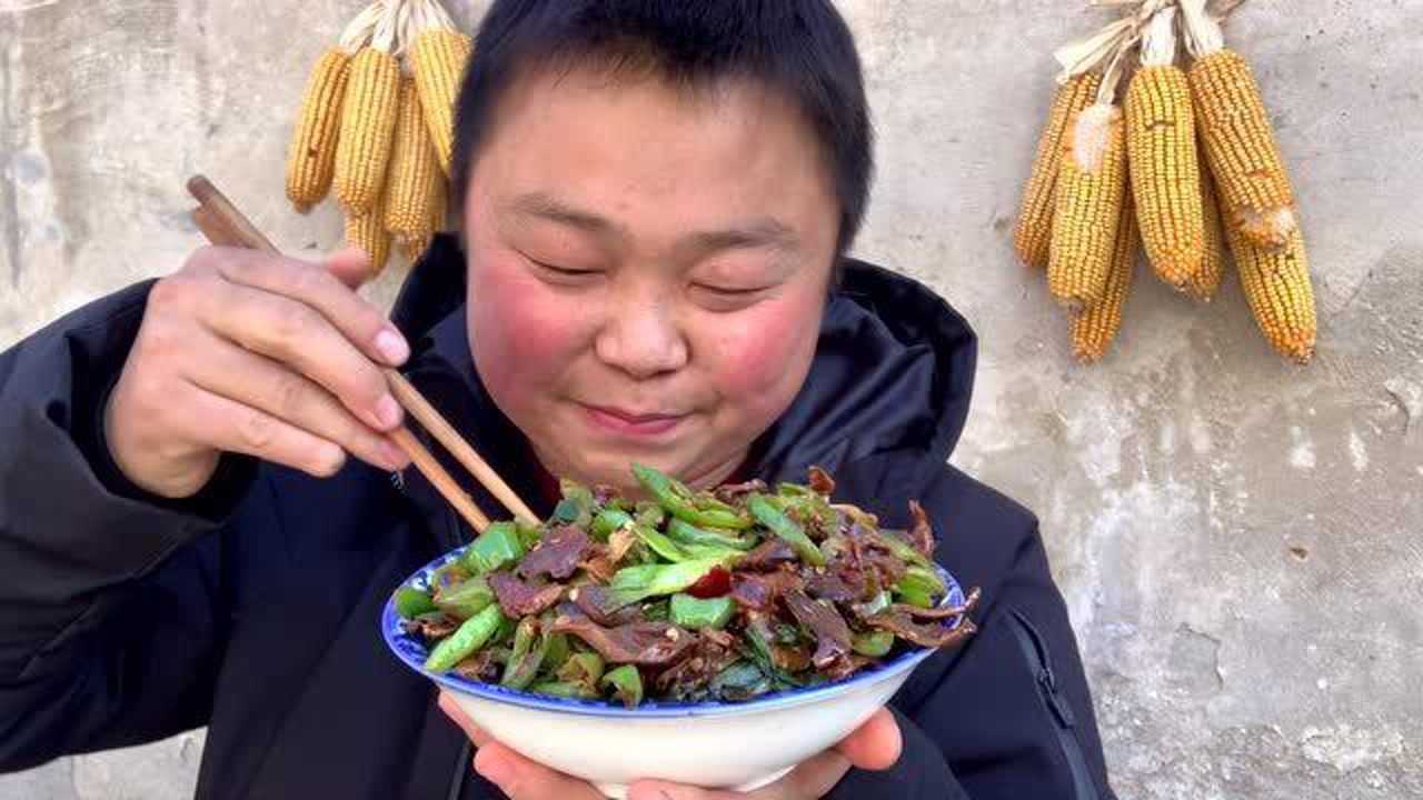 鸭杂爆炒螺丝椒盖浇饭西娃子最喜欢这样吃干饭了香香香