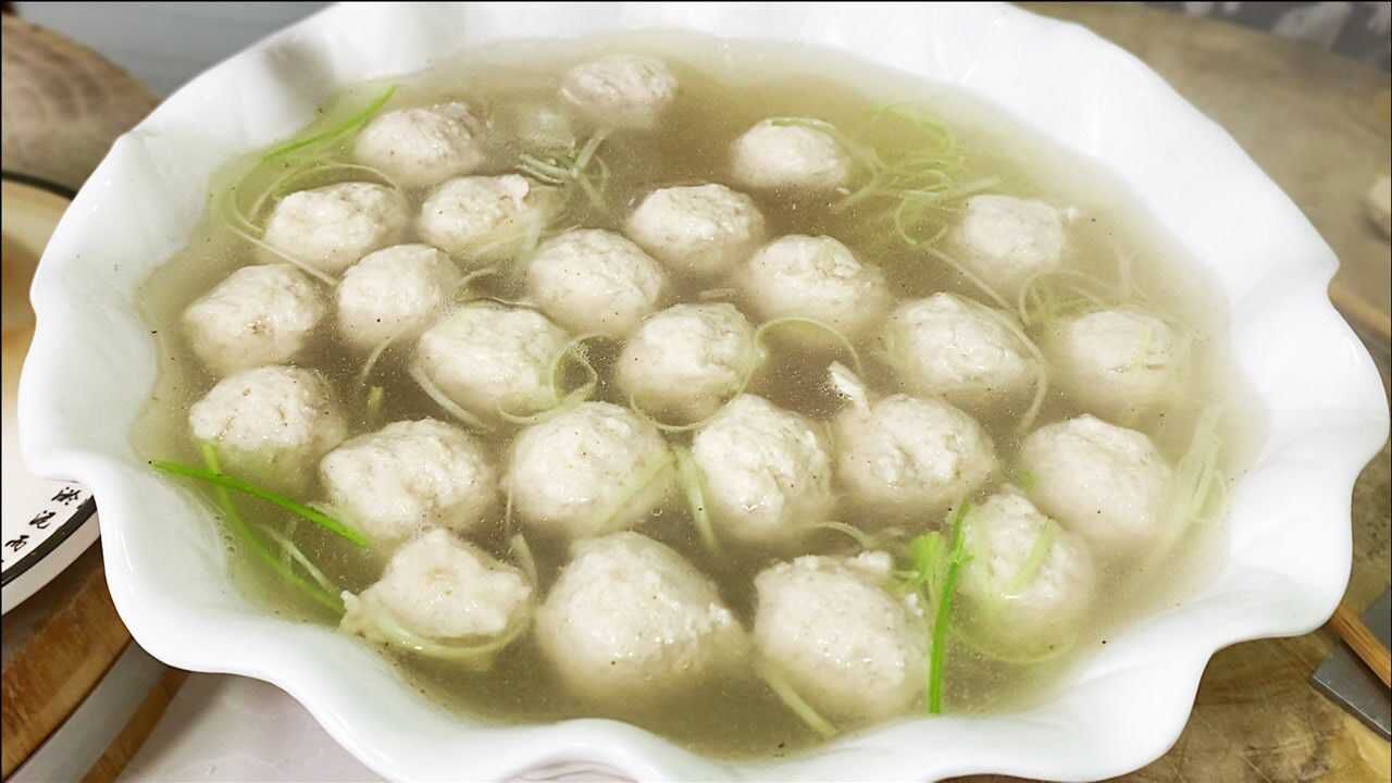东北"水汆丸子"的地道做法,丸子入口嫩滑有弹性,剁馅才是关键