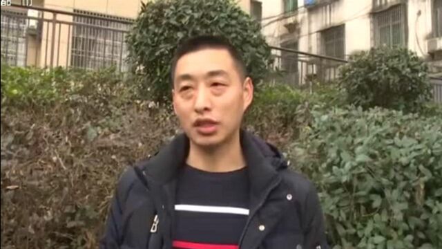 九江湖口:账上多出800元 他请记者见证还给失主