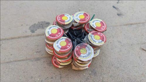 把彩菊烟花叠起5层,同时点燃,最后发生了啥?大家眼泪都笑出来