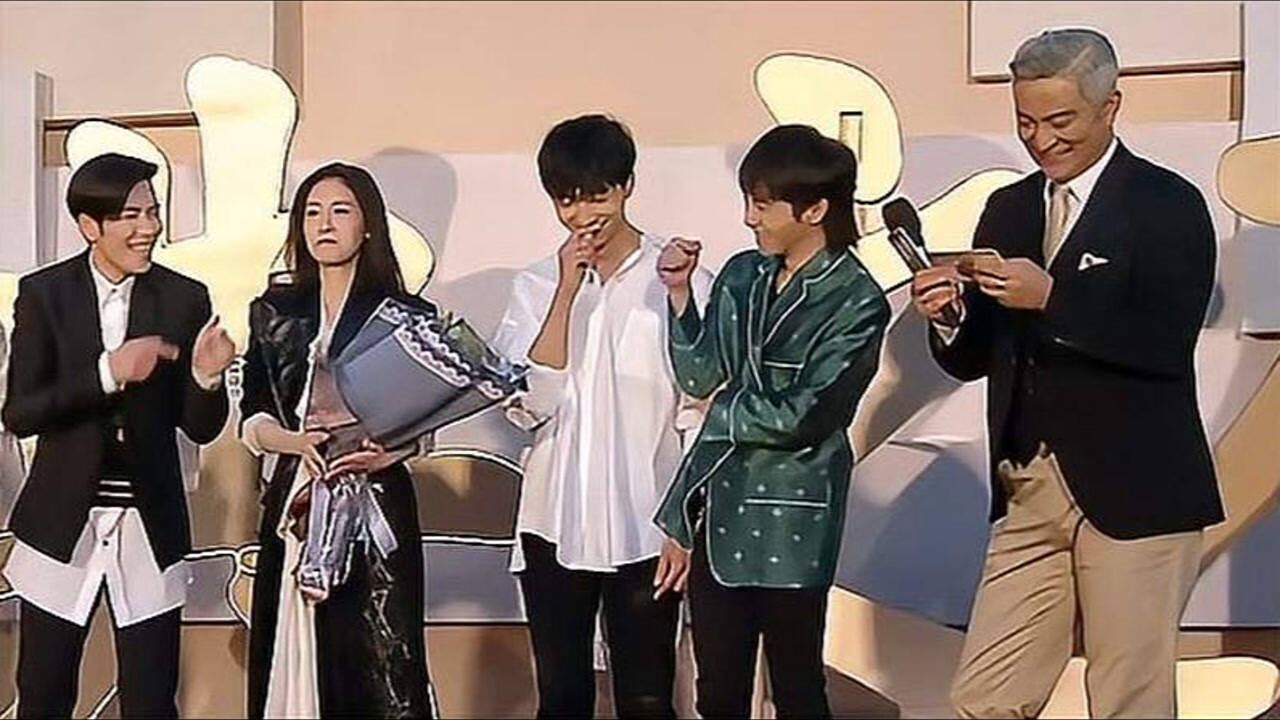 张碧晨华晨宇《歌手》红毯同框,谁注意到他两表情,这是不熟?