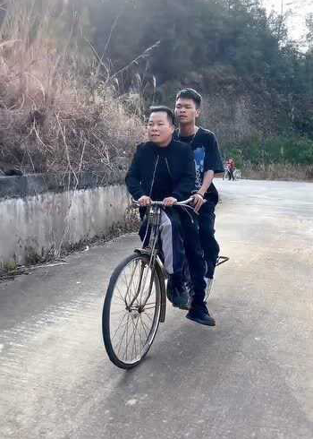 老表 今天和哥哥骑自行车回家 你怎么坐在前面了