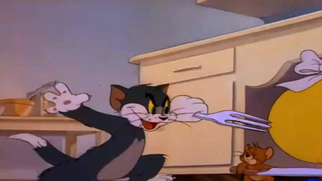 猫和老鼠汤姆杰瑞联手用刀和叉换着扎主人屁股