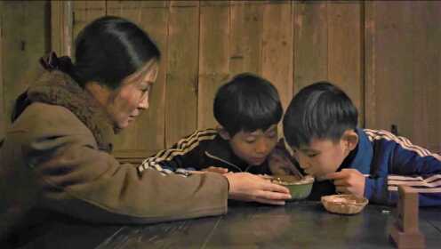除夕夜里，母子三人只点了一碗汤面，感人至深的电影