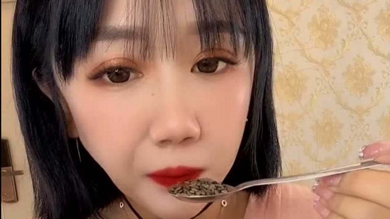 小姐姐吃百香果纯籽,声音太炸耳了,声控党一定不能错过