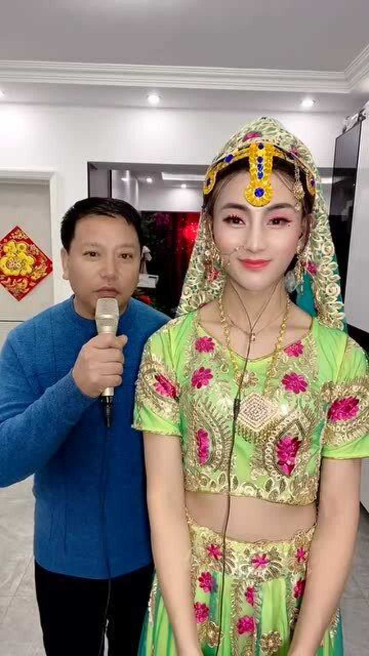 我是男扮女裝的反串演員在外漂泊十年如今回家了