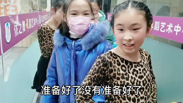 小思思上舞蹈课,小娜子偷偷给小思思准备意外惊喜.