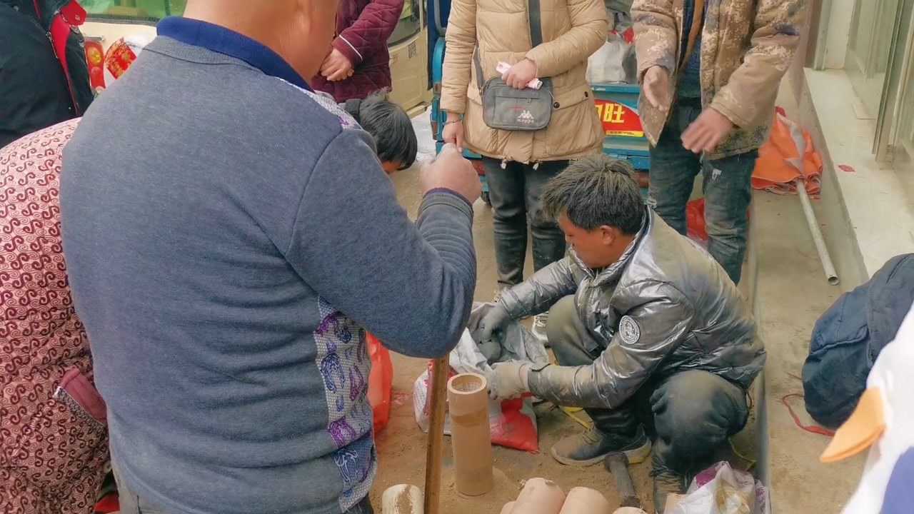 正月十五元宵节放烟花感受一下农村大集土制大花纯手工制作