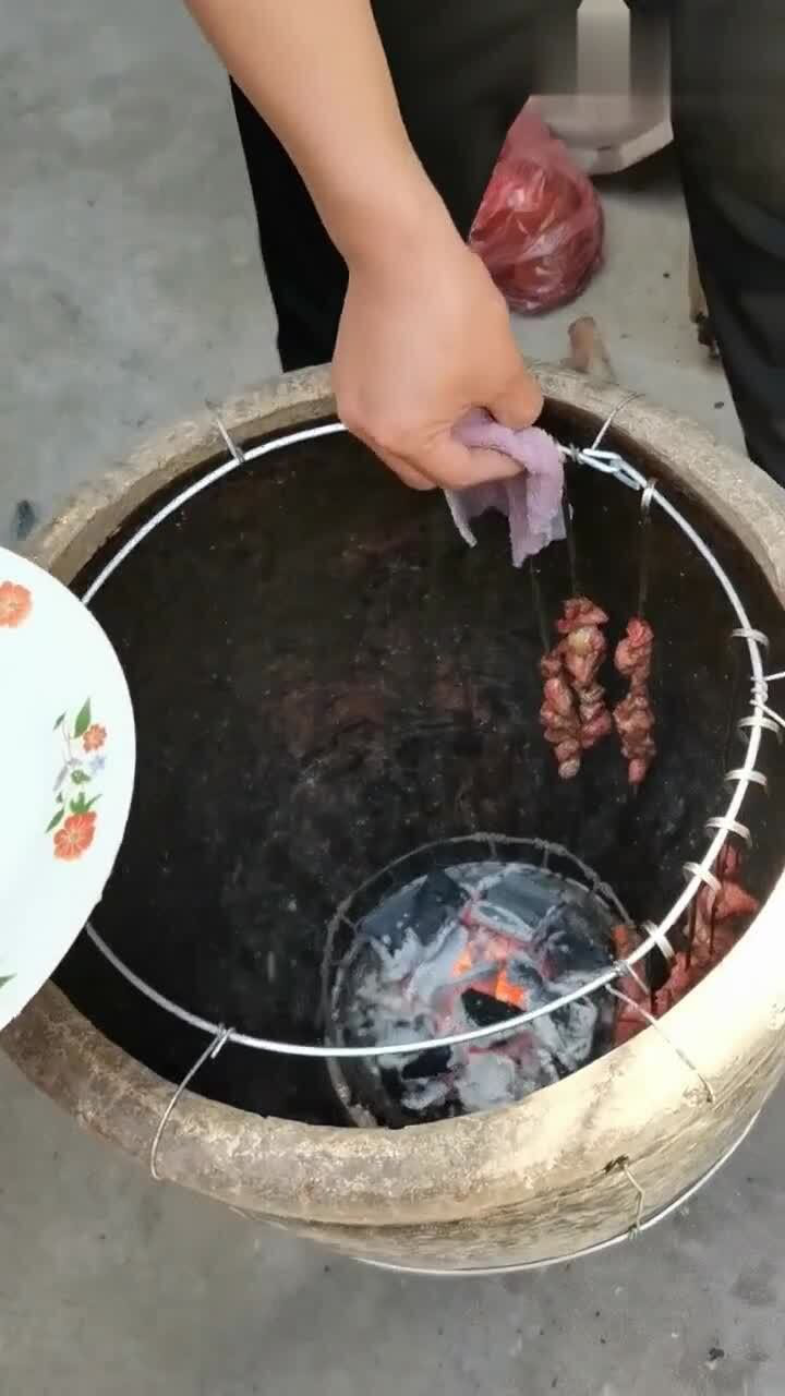 用水缸改造的烤炉第一次用来做烧烤出炉后太馋人了