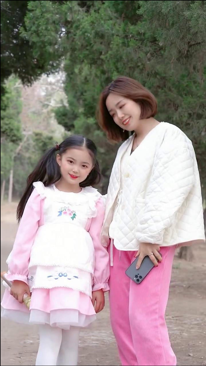 小李悟和妈妈合唱《千千万万》片段,清澈的嗓音真好听,妈妈真漂亮