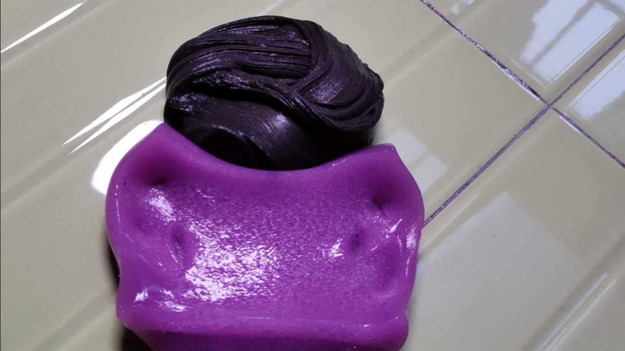 自制的紫色无硼砂水晶泥,手感很硬,加入黑色拉面泥,丑的很解压