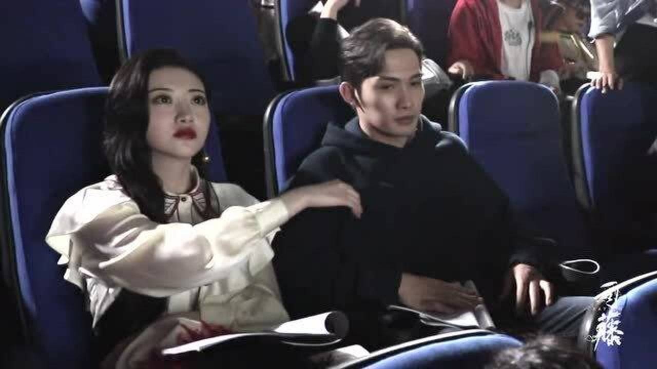 司藤花絮景甜对戏中突然伸手张彬彬习惯性的握住