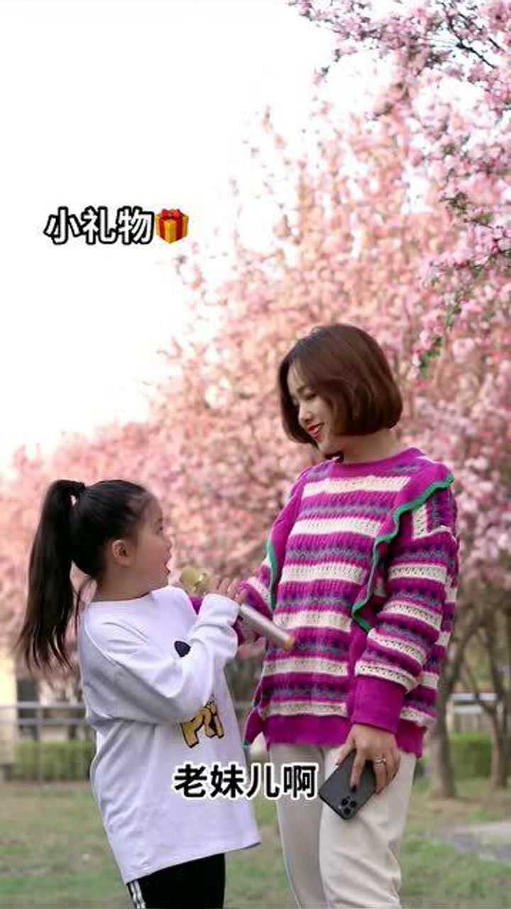 李悟和妈妈演唱依兰爱情故事嗓音优美真好听你们觉得呢