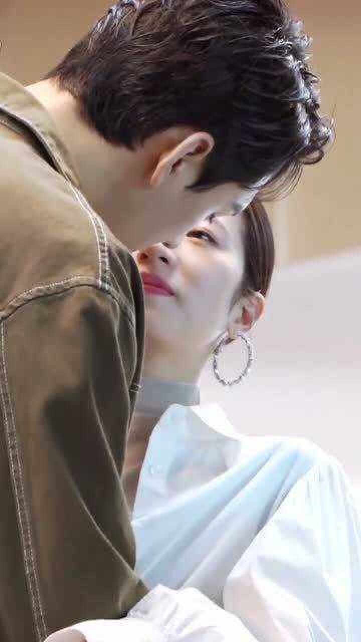 周雨彤龚俊拍吻戏看看谁先憋住不笑真的太好笑了