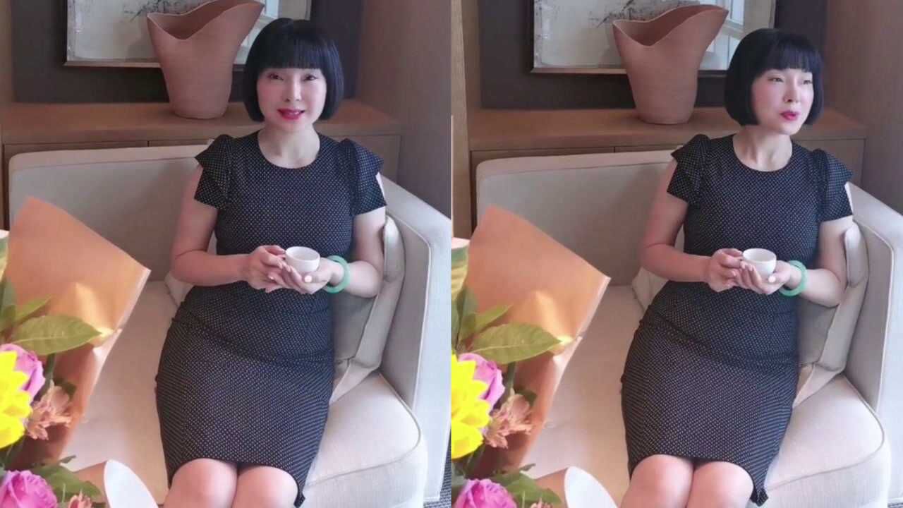 歌手陈红罕见现身,身穿紧身裙腰腹赘肉明显,发型几十年没变过