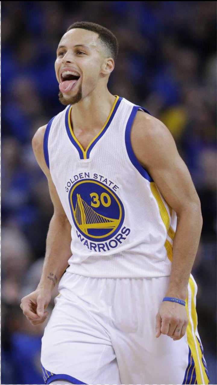 库里有多少庆祝动作?招牌抖肩舞来了!