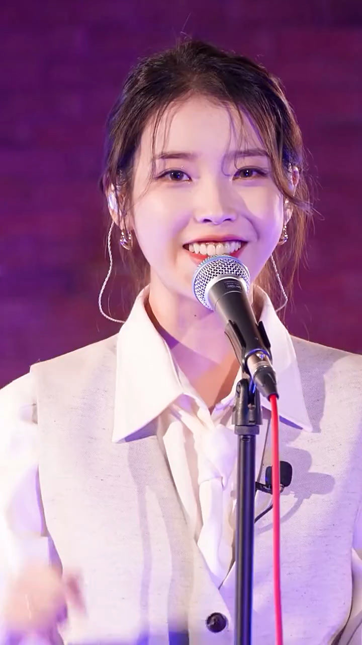 iu在自己主持的节目里担任嘉宾演唱新歌《ahpuh》