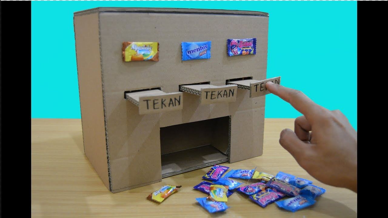 牛人脑洞大开,用纸板制作糖果机,轻轻一按糖果自动出来_腾讯视频