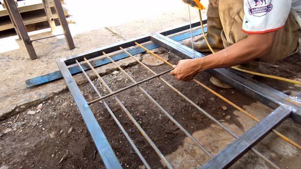 80一天新找的学徒焊工用10nn钢筋焊大铁门老板看技术后直接涨到400