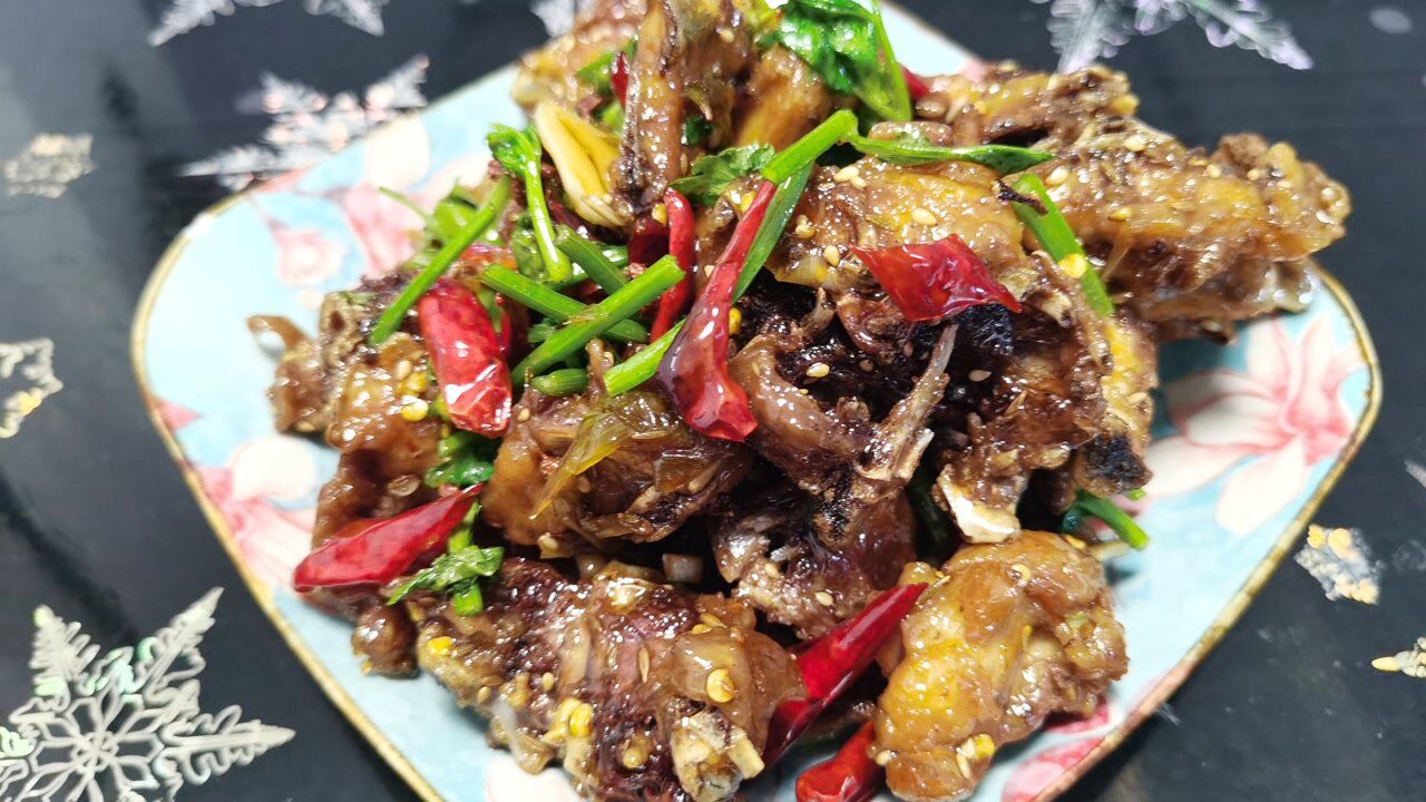 醋香孜然辣炒鸡架,外焦酥脆,炒完一点油都没有.