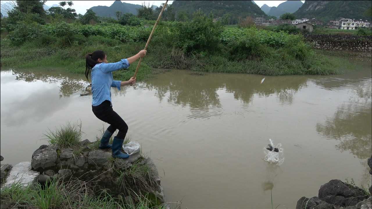 这河里的鱼太多,像鱼塘一样,美女甩钓手都累了,真过瘾