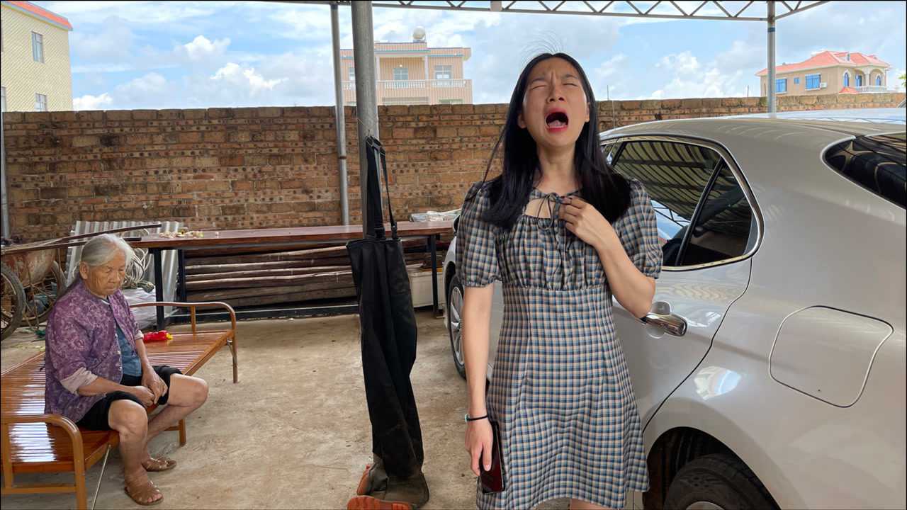 阿旺带村花去学校,半路却发生意料之外的事,气得村花掉头就走